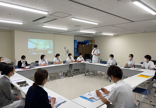 会議室で講義を受けている様子